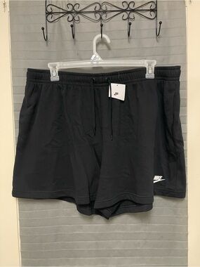 Nike women standard fit mid rise shorts size 2X black